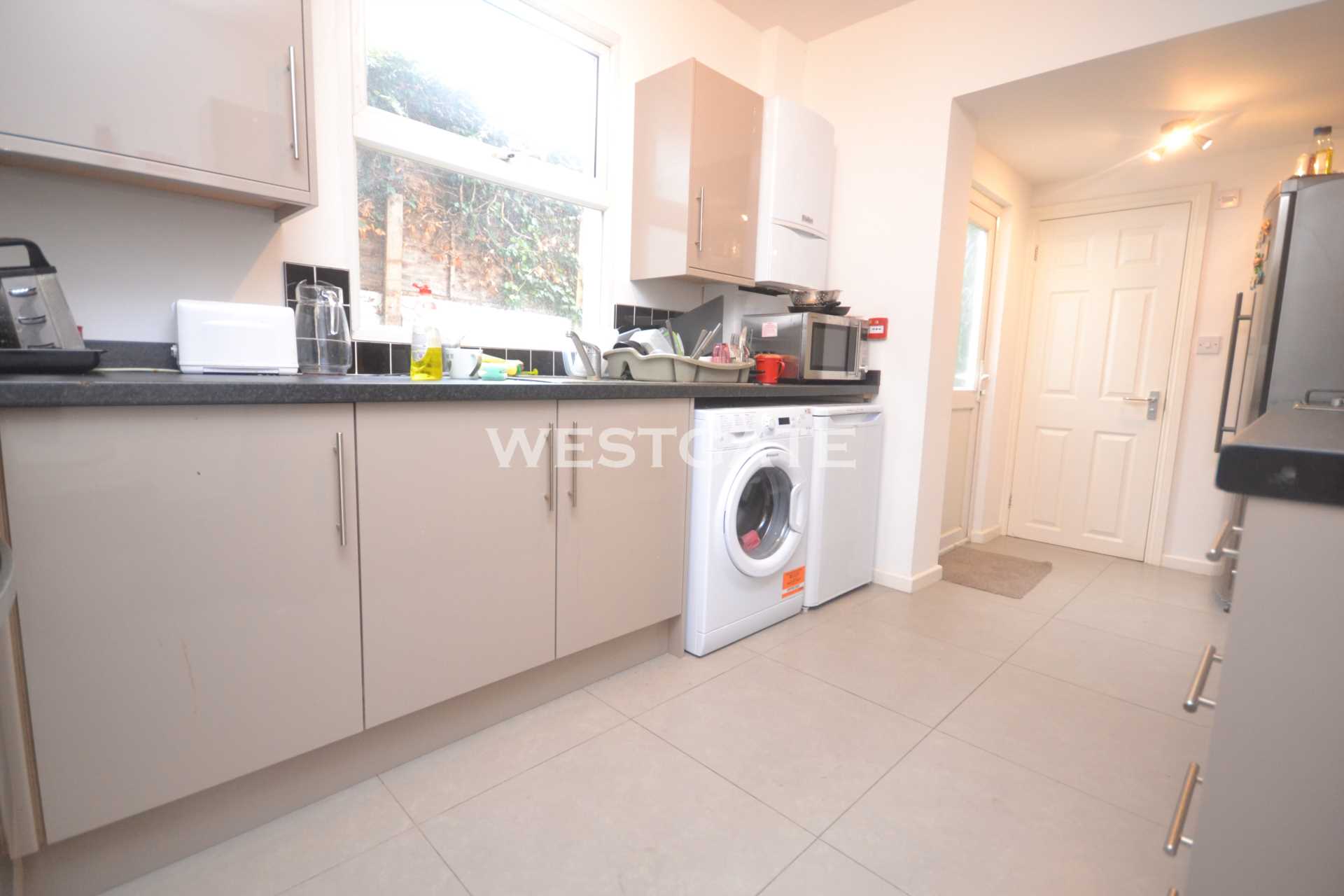 6 bed Mid Terraced House for rent in Reading. From Westgate Students