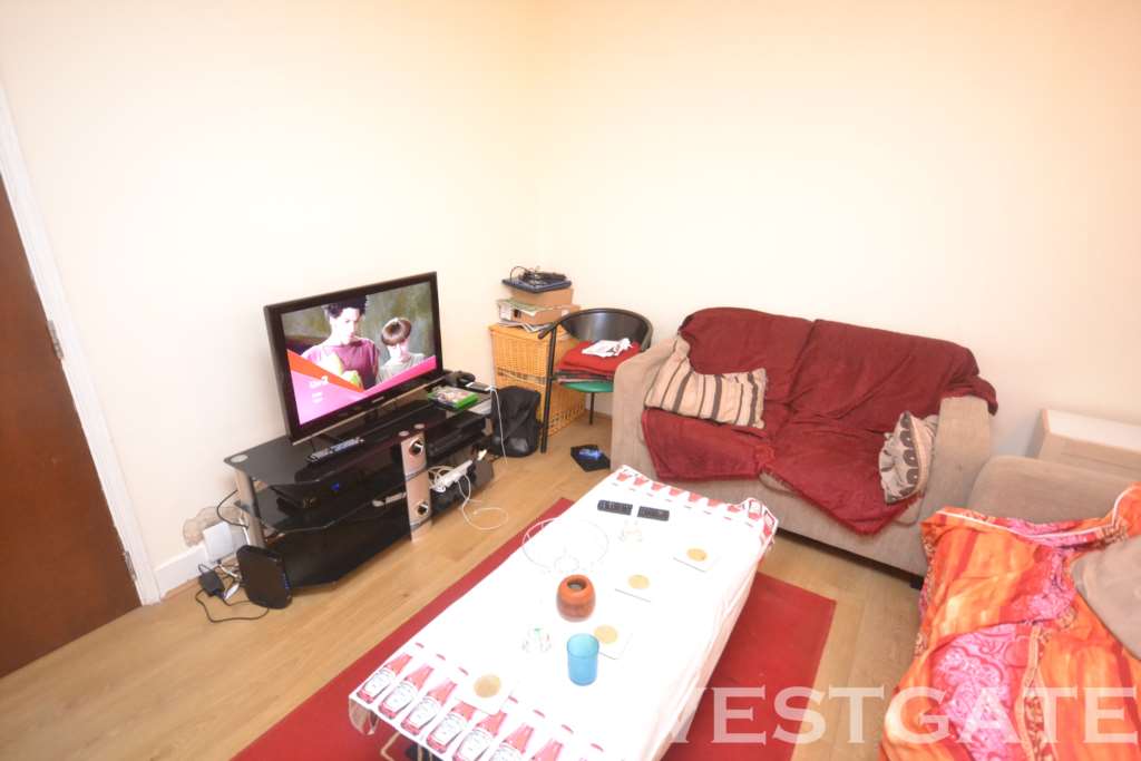 4 bed Mid Terraced House for rent in Reading. From Westgate Students