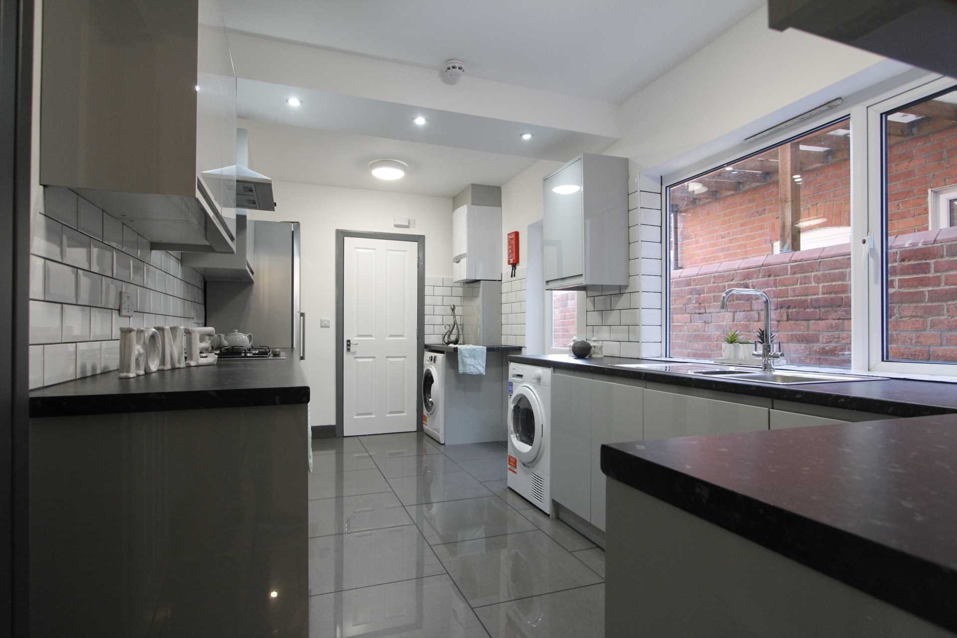 6 bed Mid Terraced House for rent in Reading. From Westgate Students