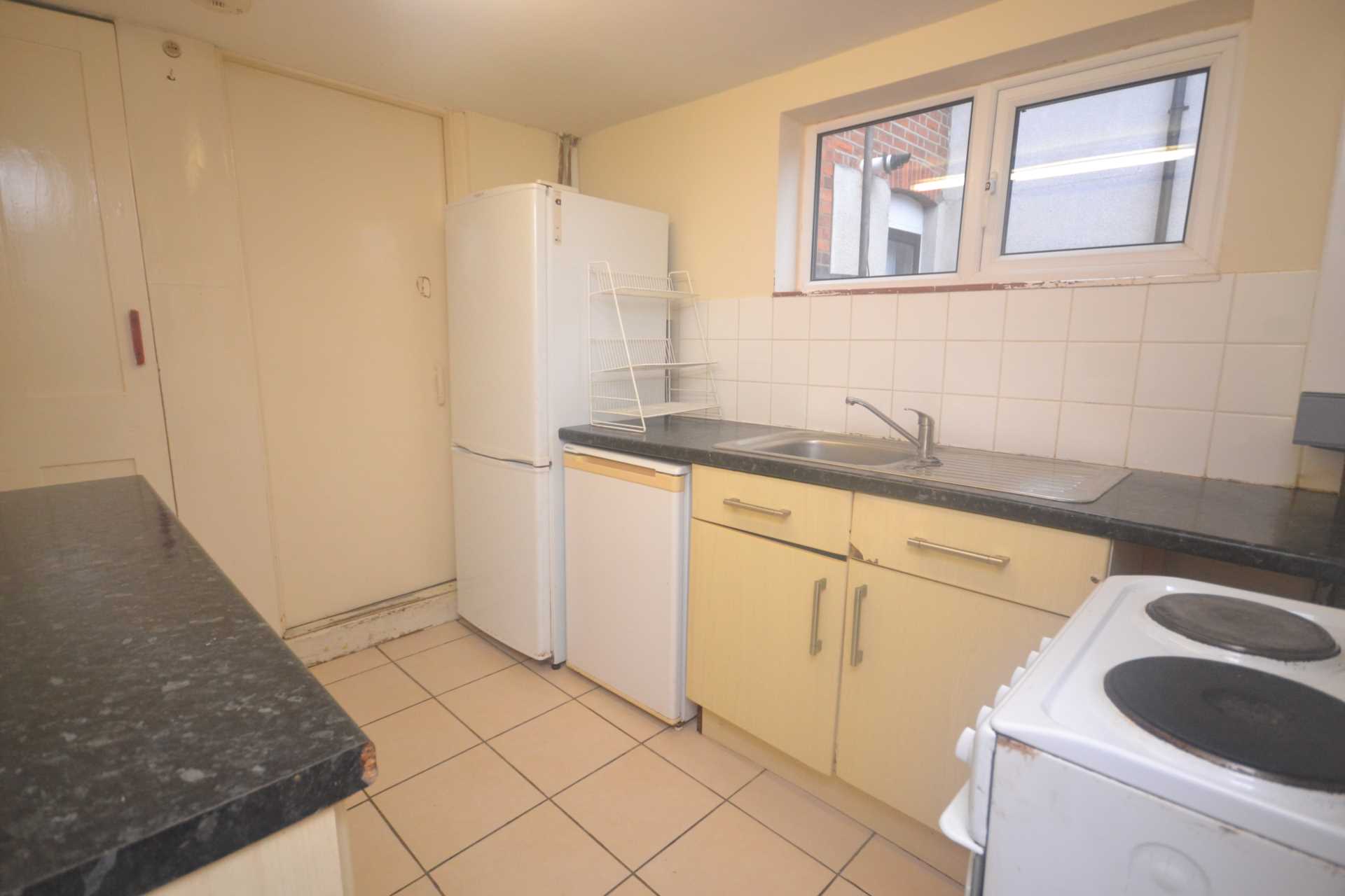 4 bed Mid Terraced House for rent in Reading. From Westgate Students
