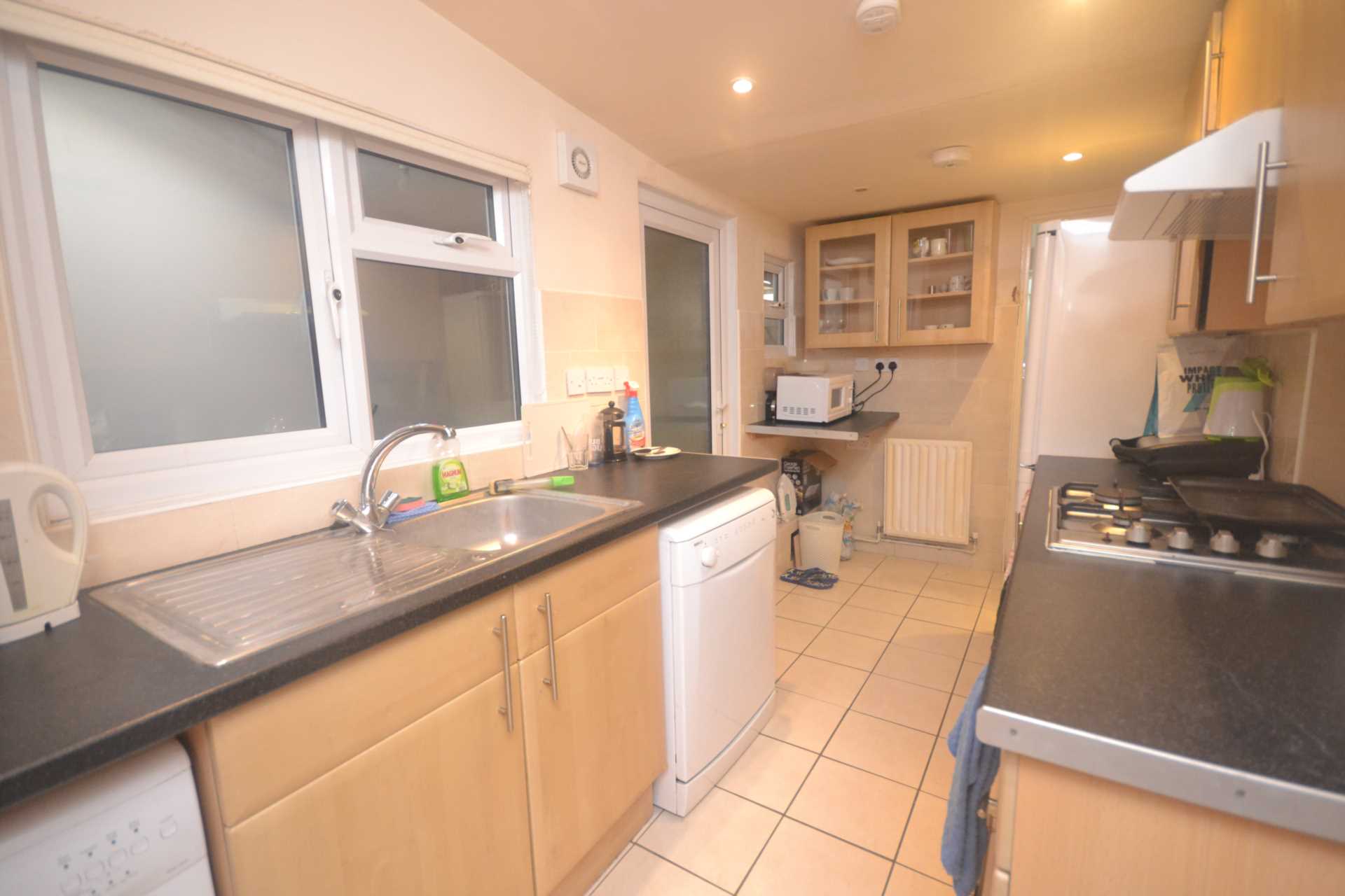 4 bed Mid Terraced House for rent in Reading. From Westgate Students