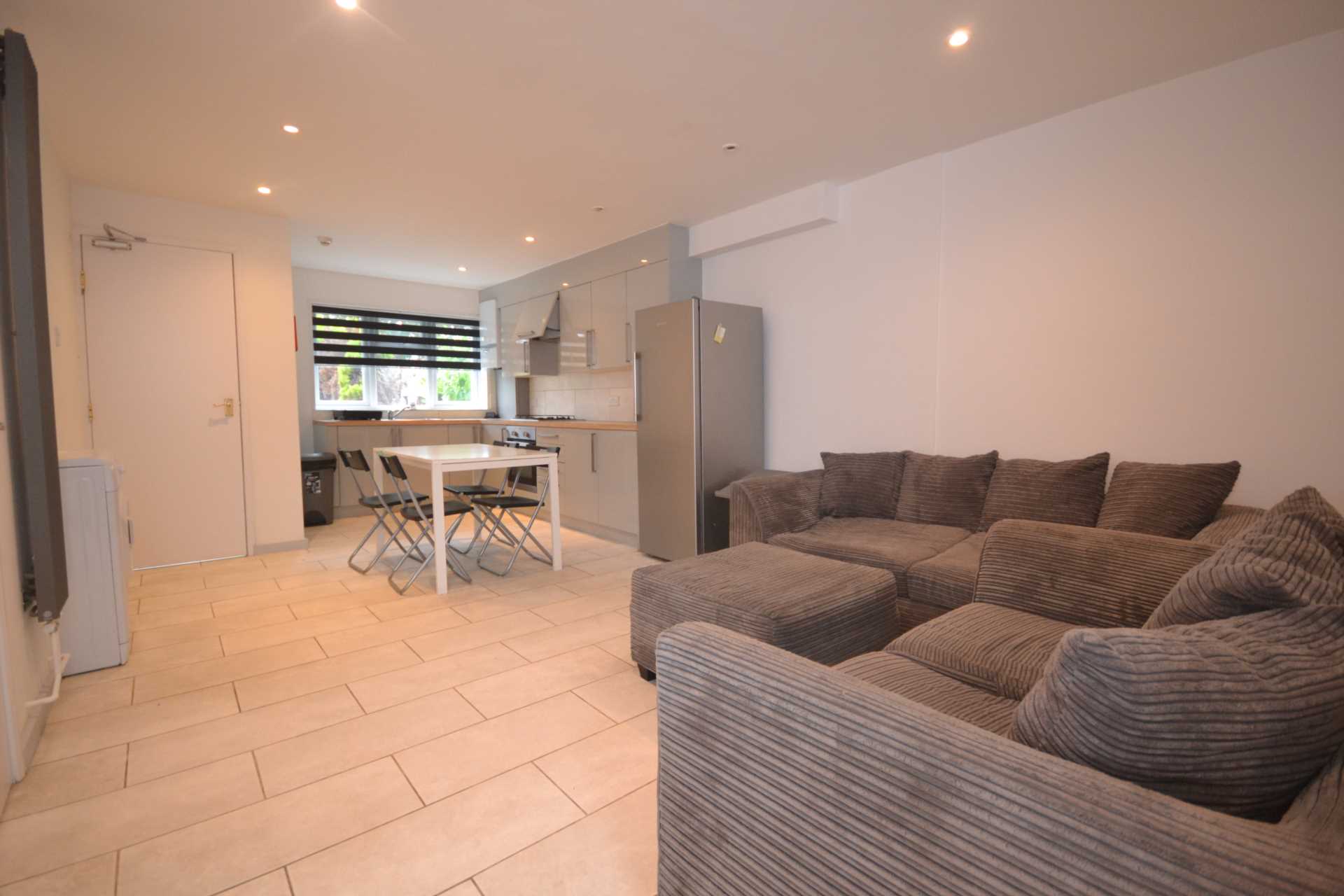 5 bed Mid Terraced House for rent in Reading. From Westgate Students