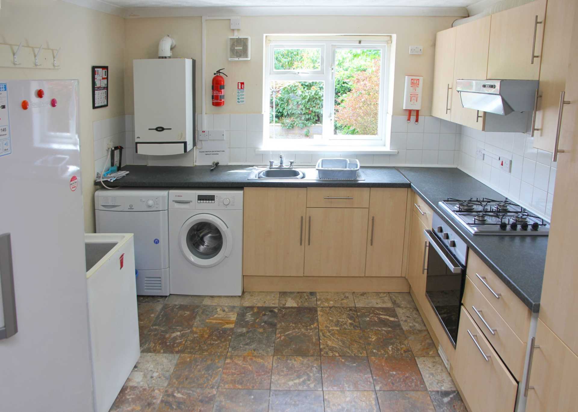 6 bed Mid Terraced House for rent in Reading. From Westgate Students