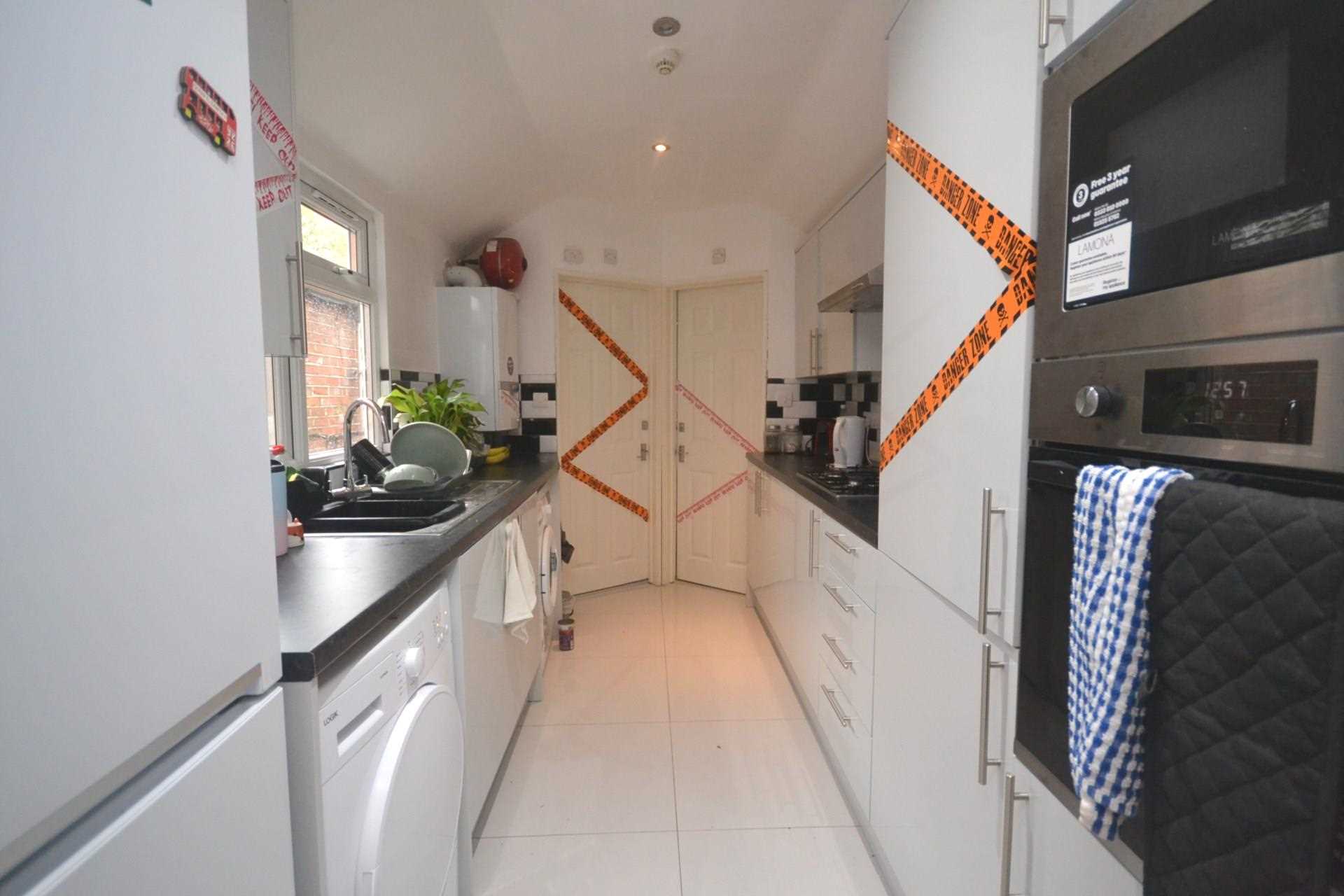 5 bed Mid Terraced House for rent in Reading. From Westgate Students