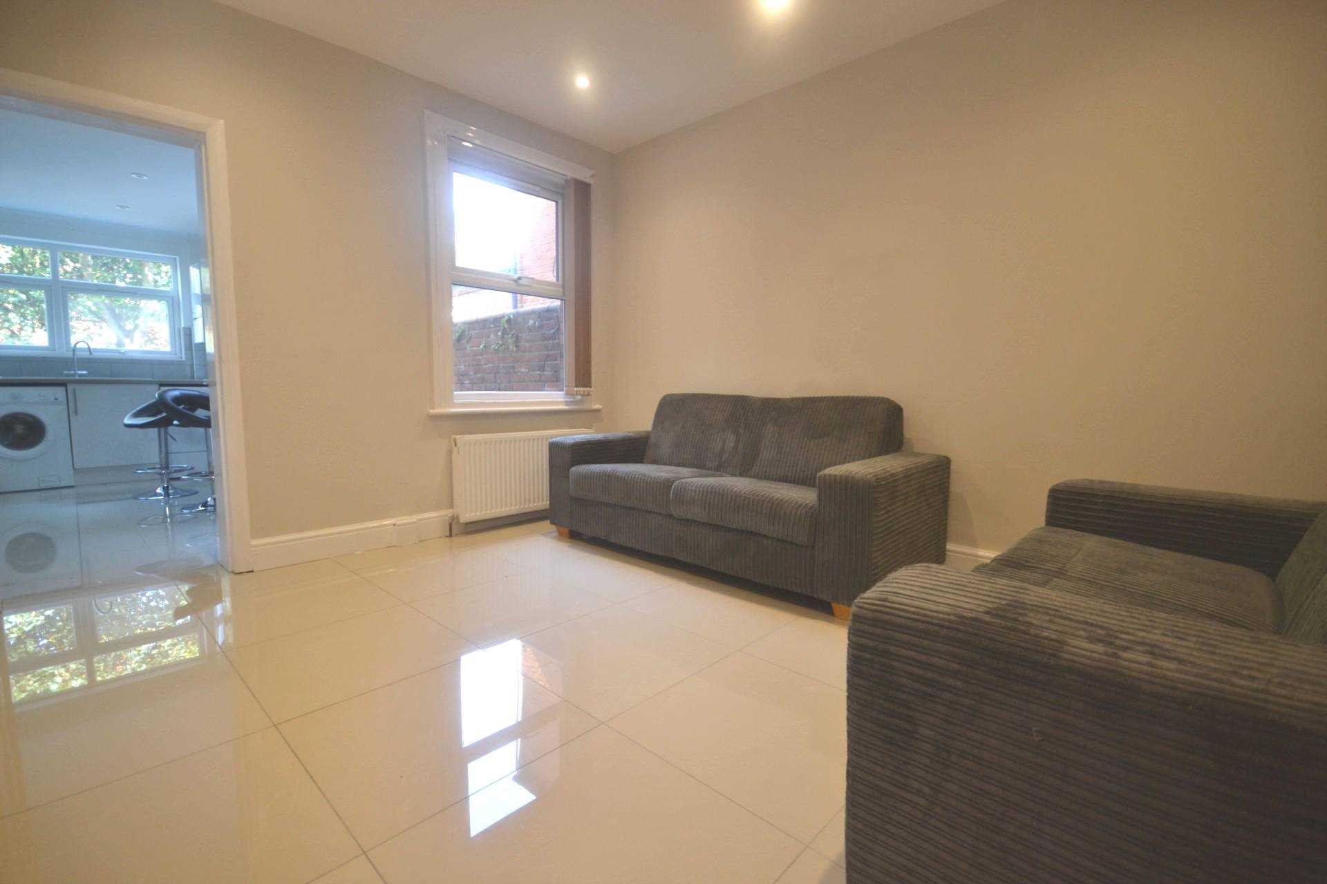 5 bed Mid Terraced House for rent in Reading. From Westgate Students