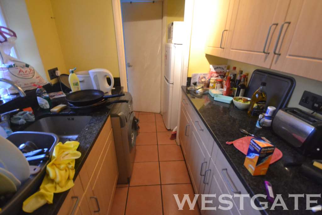 3 bed Mid Terraced House for rent in Reading. From Westgate Students
