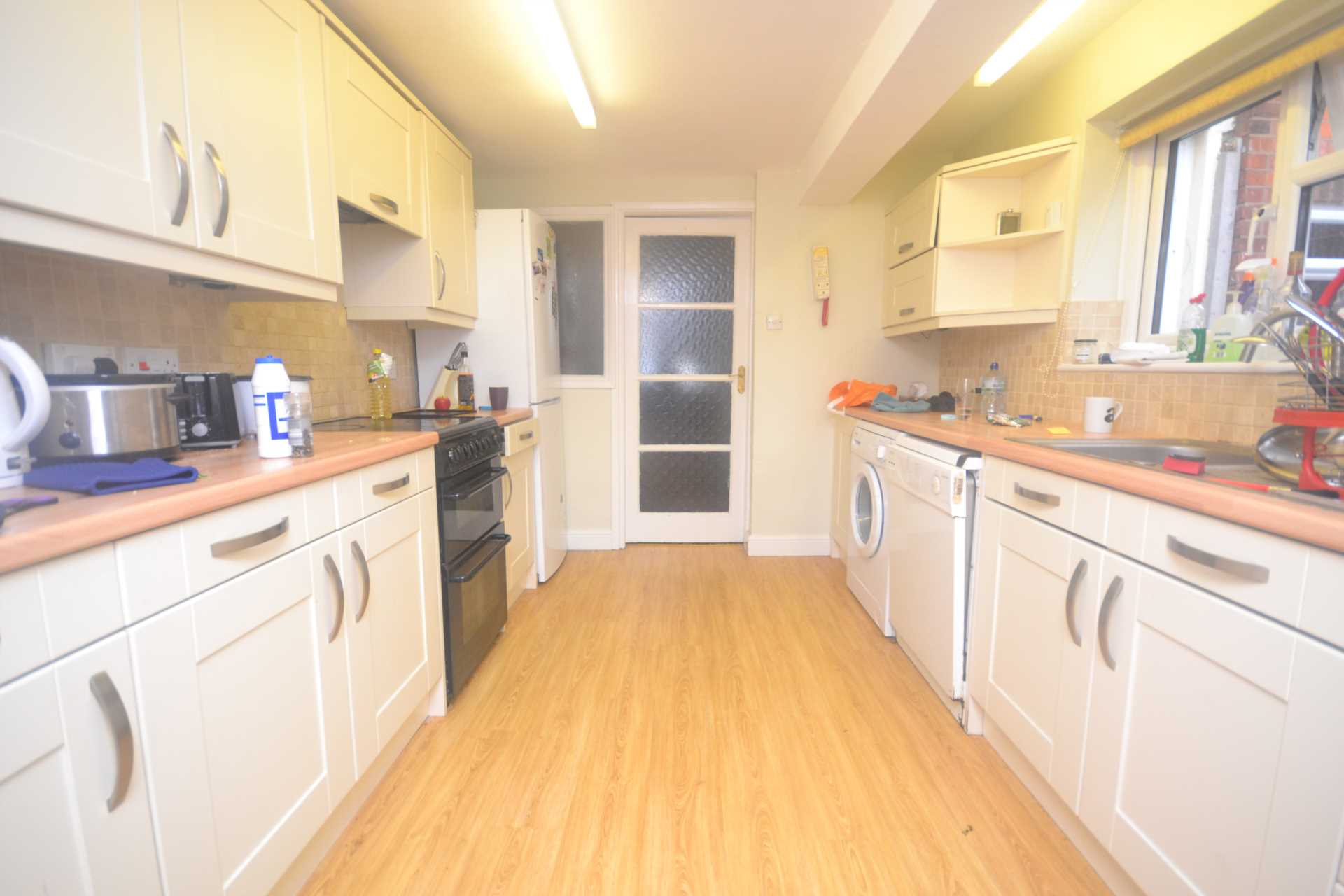 4 bed Mid Terraced House for rent in Reading. From Westgate Students
