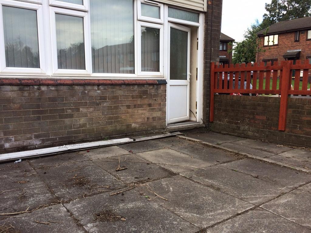 3 bed End Terraced House for rent in Oldham. From Mudhut Property