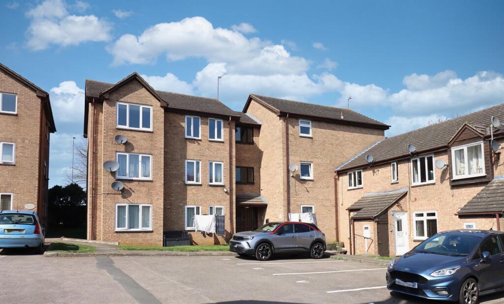 2 bed Apartment for rent in Corby. From Chris George The Estate Agent - Kettering