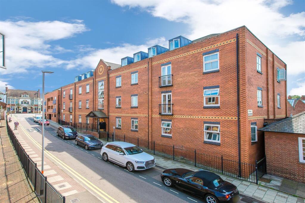2 bed Apartment for rent in Kettering. From Chris George The Estate Agent - Kettering