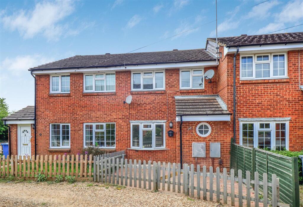3 bed Mid Terraced House for rent in Burton Latimer. From Chris George The Estate Agent - Kettering 3 bed Mid Terraced House for rent in Burton Latimer. From Chris George The Estate Agent - Kettering