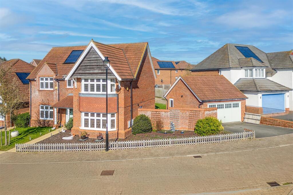 4 bed Detached for rent in Burton Latimer. From Chris George The Estate Agent - Kettering