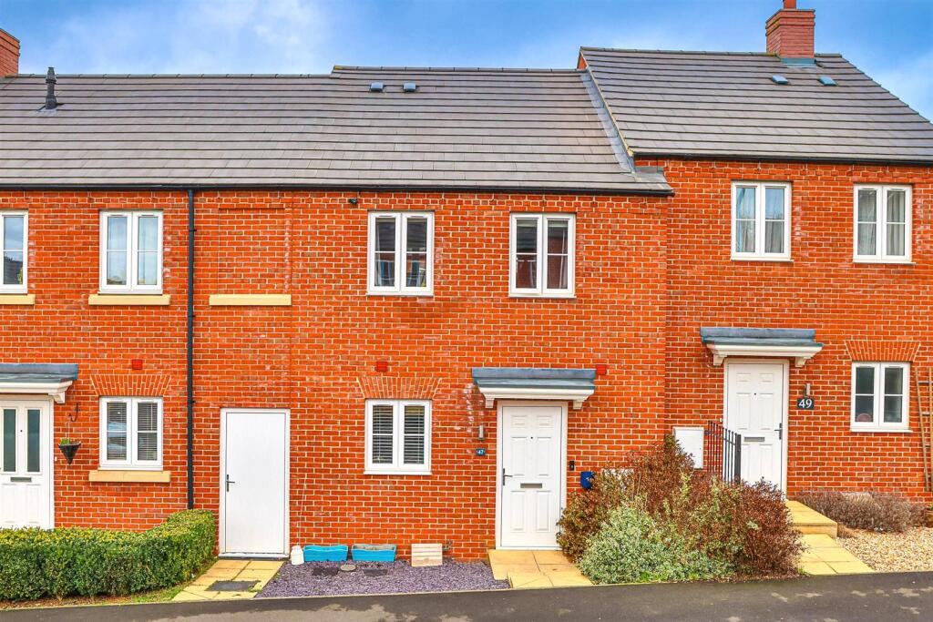 3 bed Mid Terraced House for rent in Kettering. From Chris George The Estate Agent - Kettering