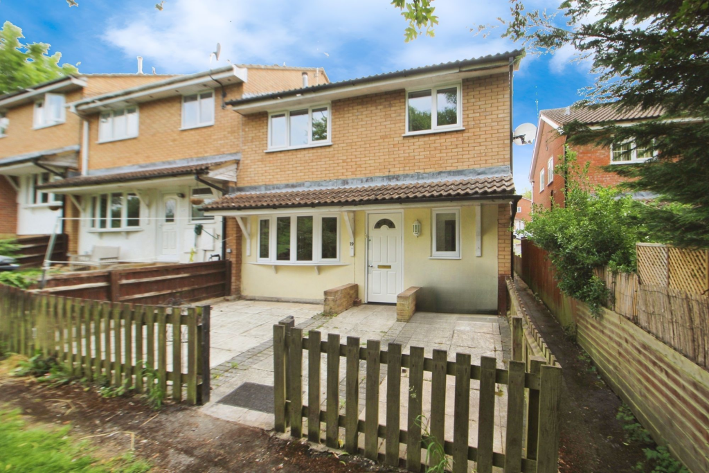 2 bed Mid Terraced House for rent in Swindon. From McFarlane Sales & Lettings - Old Town Office - Swindon