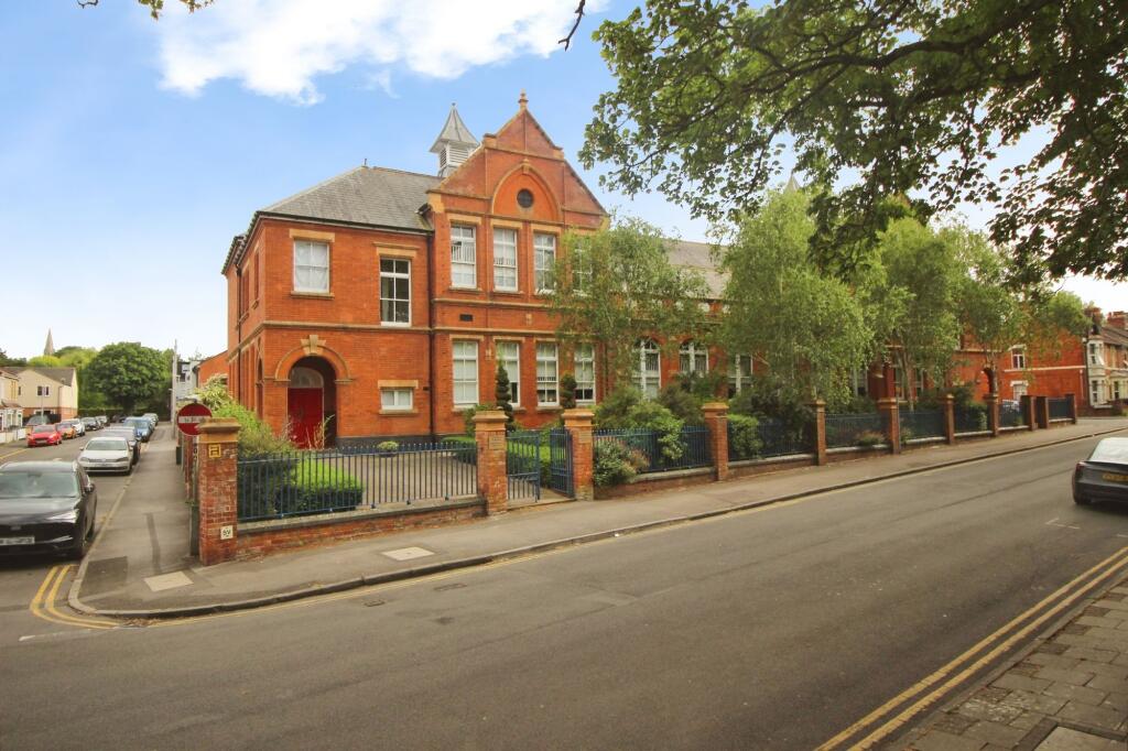 2 bed Duplex for rent in Swindon. From McFarlane Sales & Lettings - Old Town Office - Swindon