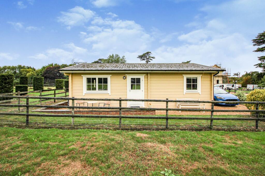 2 bed Lodge for rent in Melksham. From McFarlane Sales & Lettings - Old Town Office - Swindon 2 bed Lodge for rent in Melksham. From McFarlane Sales & Lettings - Old Town Office - Swindon