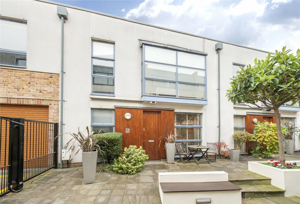 2 bed Mews for rent in London. From Lurot Brand