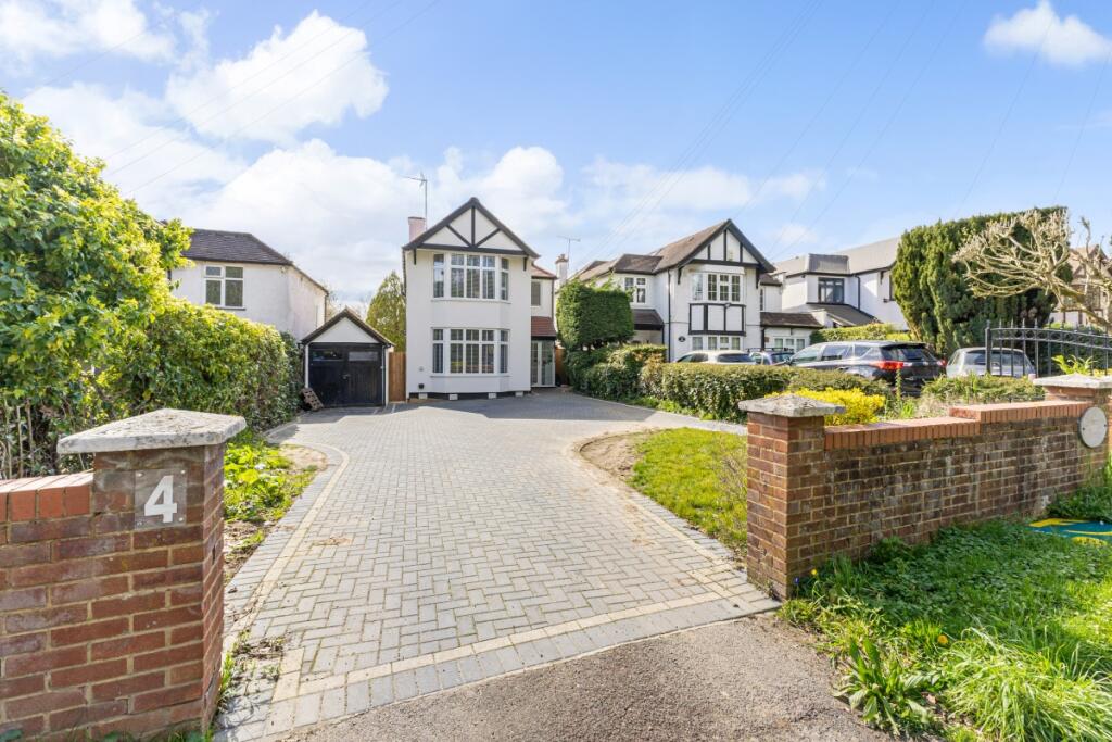 3 bed Detached for rent in Stanmore. From Hamptons International 3 bed Detached for rent in Stanmore. From Hamptons International