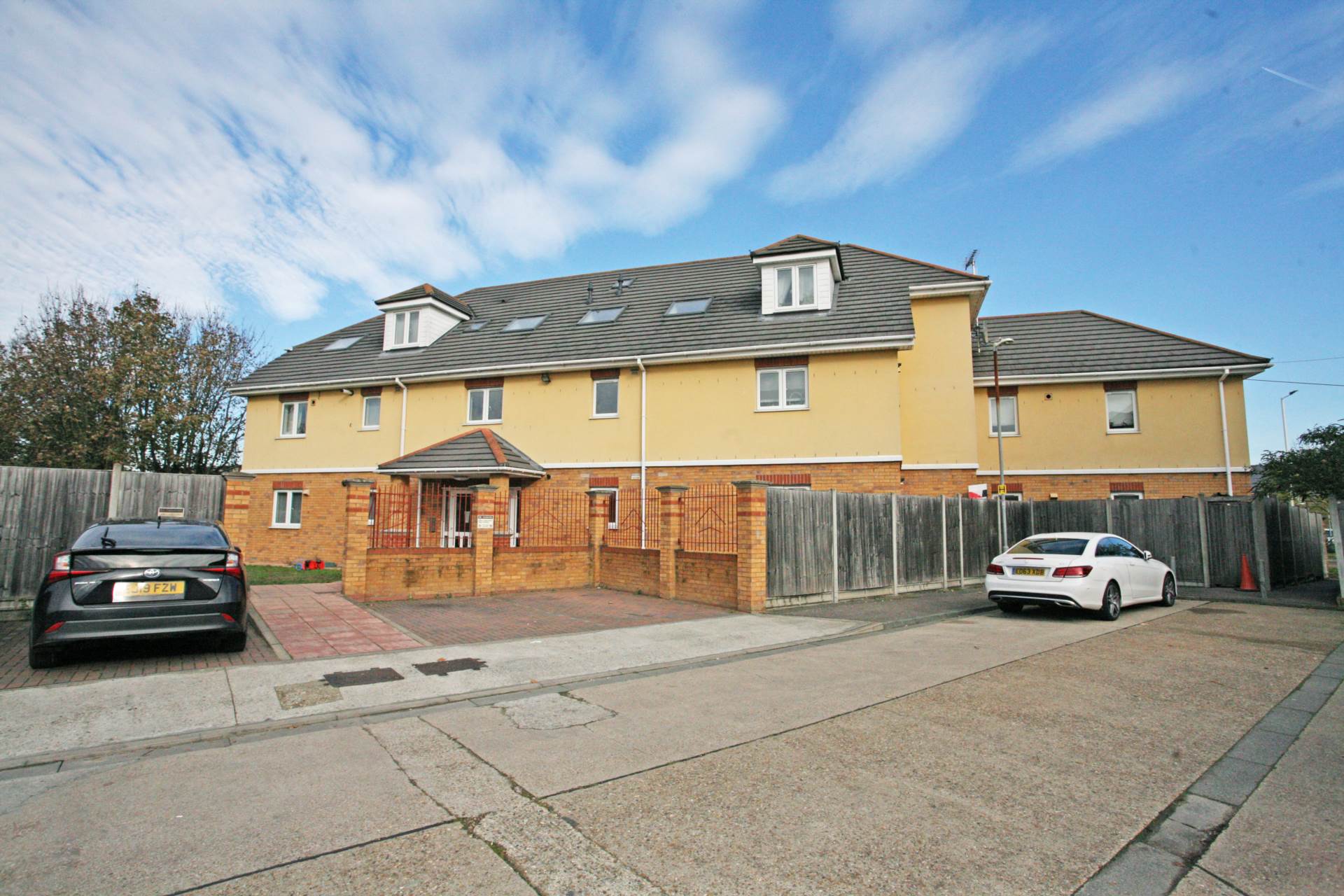 3 bed 1st Floor Flat for rent in Rainham. From Real Move Estates
