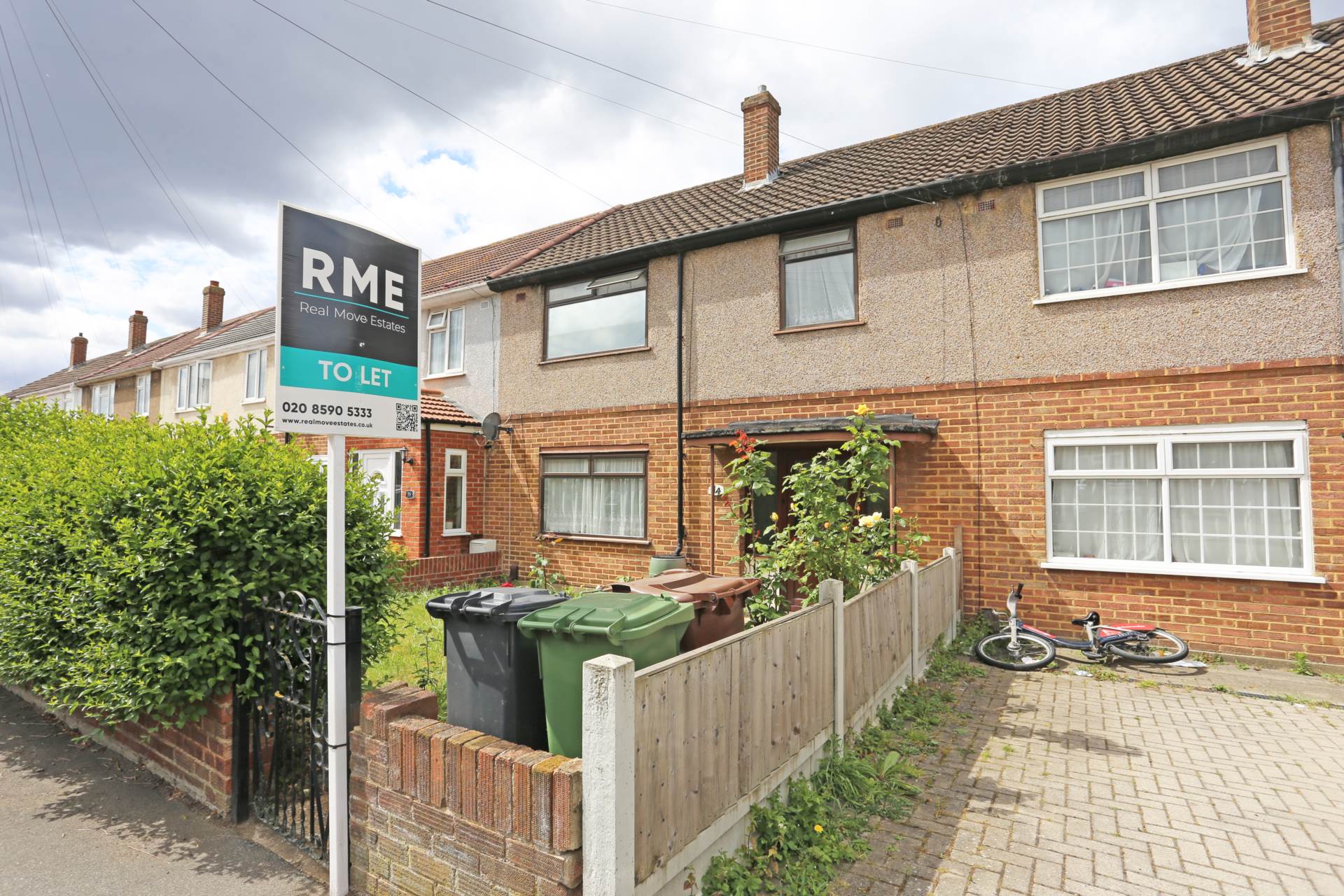 3 bed Mid Terraced House for rent in Romford. From Real Move Estates