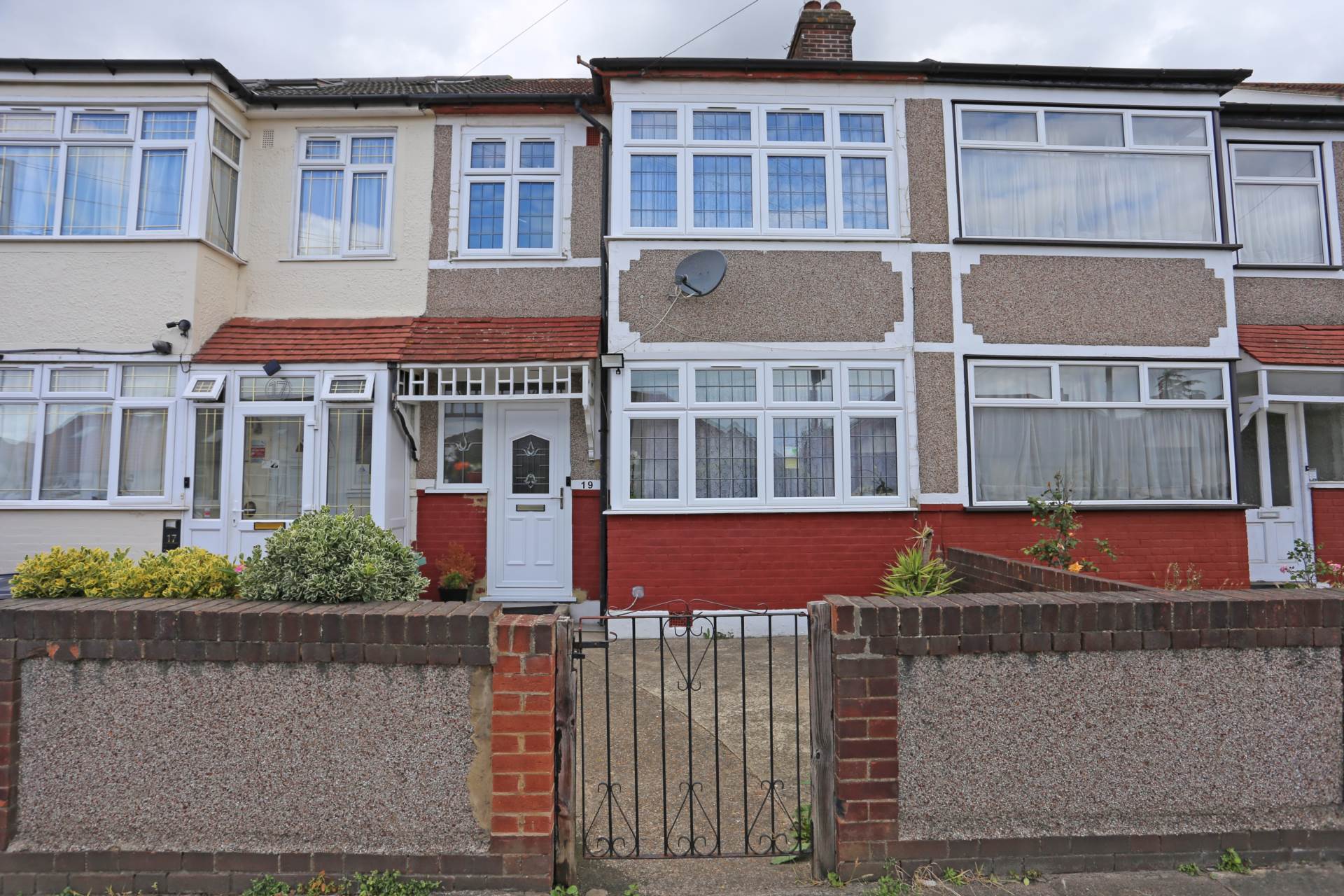 3 bed Mid Terraced House for rent in Ilford. From Real Move Estates