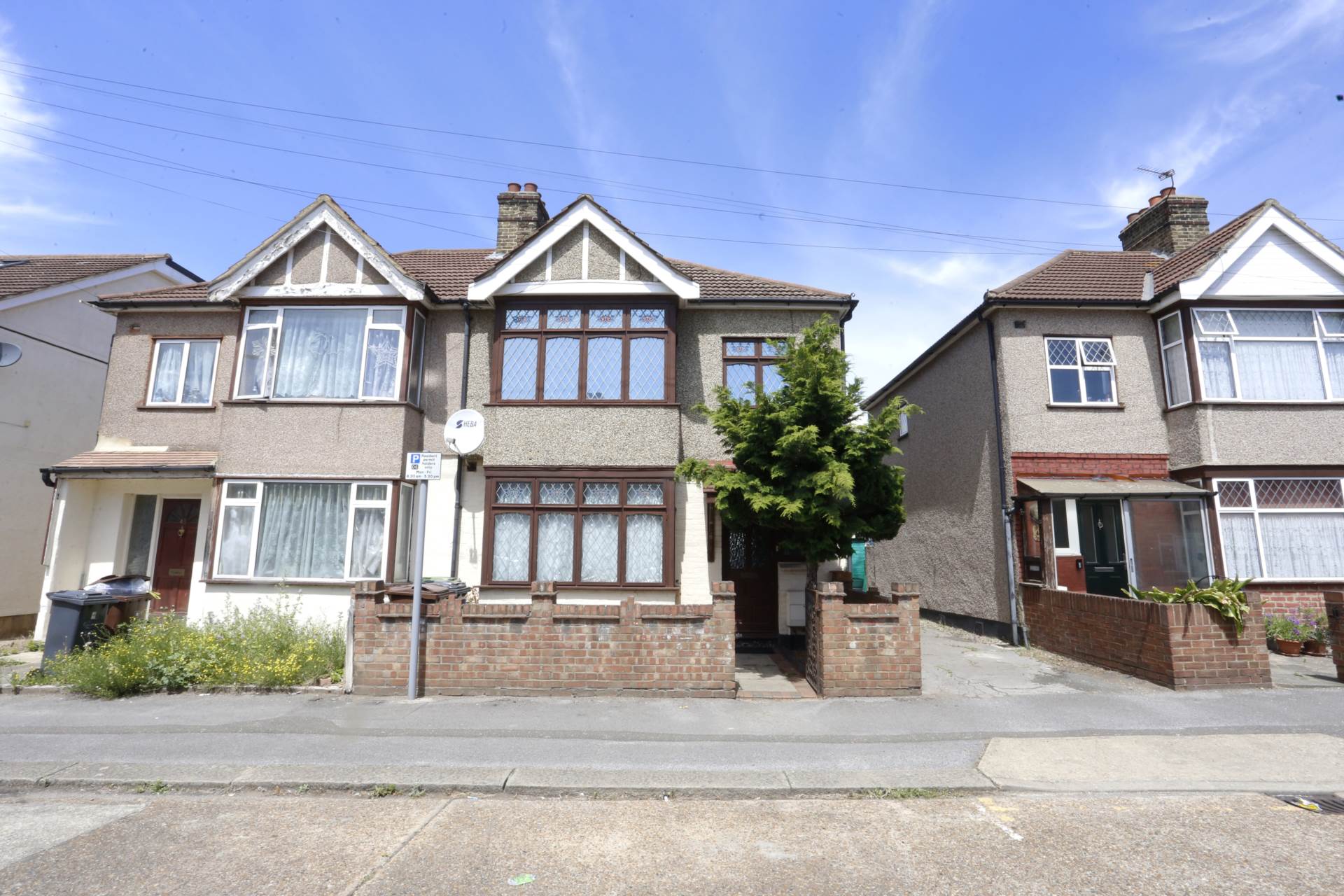 3 bed Semi Detached for rent in Dagenham. From Real Move Estates 3 bed Semi Detached for rent in Dagenham. From Real Move Estates