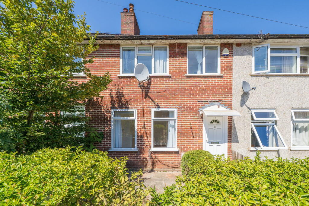 3 bed Mid Terraced House for rent in Eltham. From Cockburn Estate Agents - New Eltham