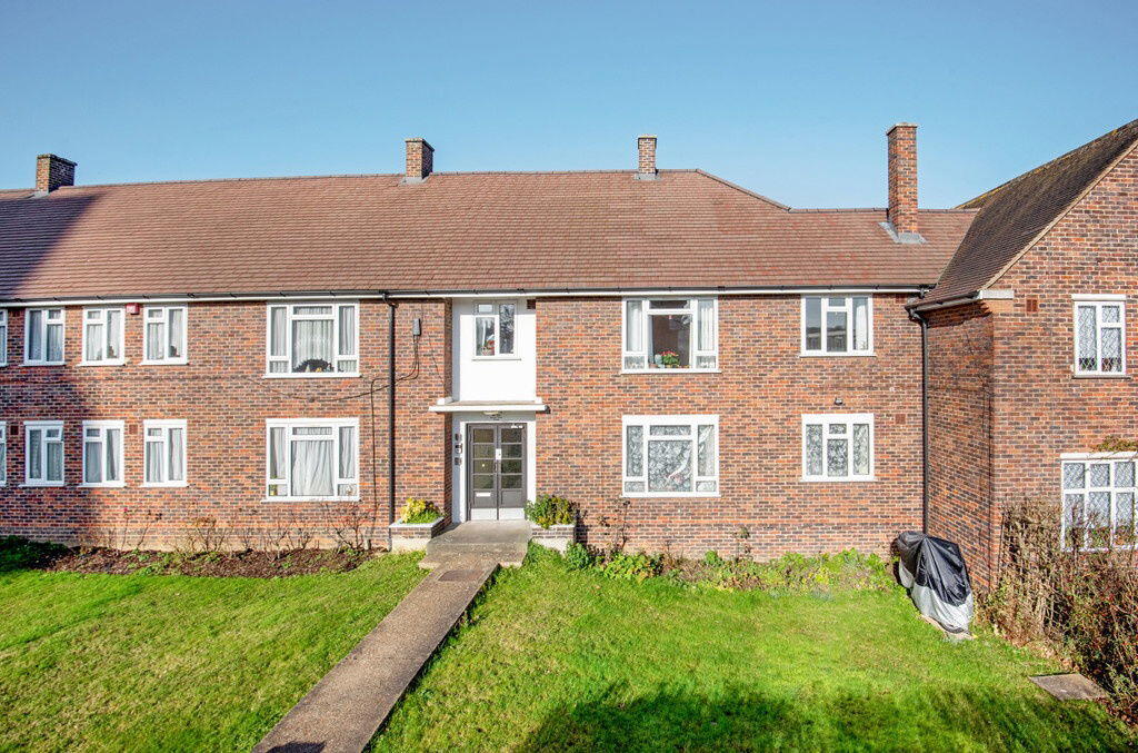 3 bed 1st Floor Flat for rent in Eltham. From Cockburn Estate Agents - New Eltham