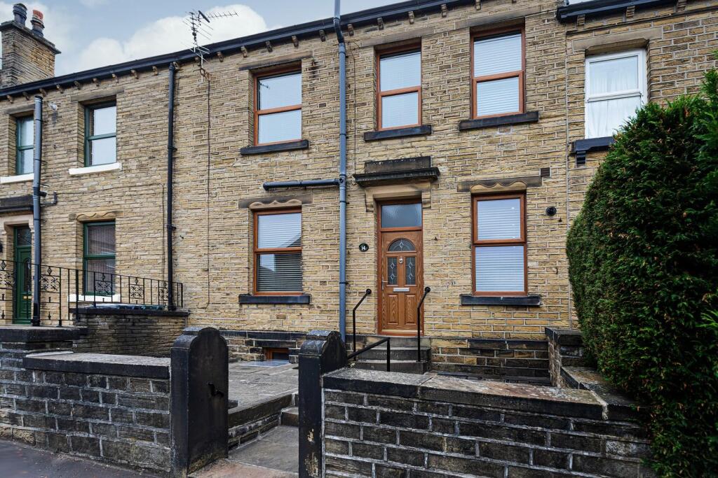3 bed Mid Terraced House for rent in Huddersfield. From Martin Thornton Estates Agents - Huddersfield