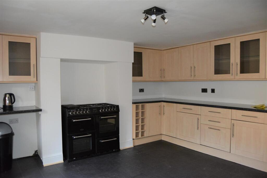 2 bed Mid Terraced House for rent in Outlane. From Martin Thornton Estates Agents - Huddersfield 2 bed Mid Terraced House for rent in Outlane. From Martin Thornton Estates Agents - Huddersfield