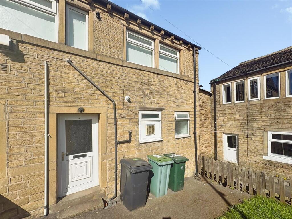 1 bed 1st Floor Flat for rent in Lower Wellhouse. From Martin Thornton Estates Agents - Huddersfield