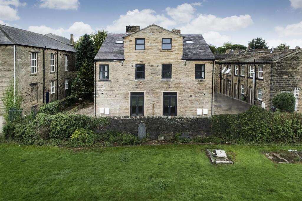 2 bed End of Terrace for rent in Outlane. From Martin Thornton Estates Agents - Huddersfield