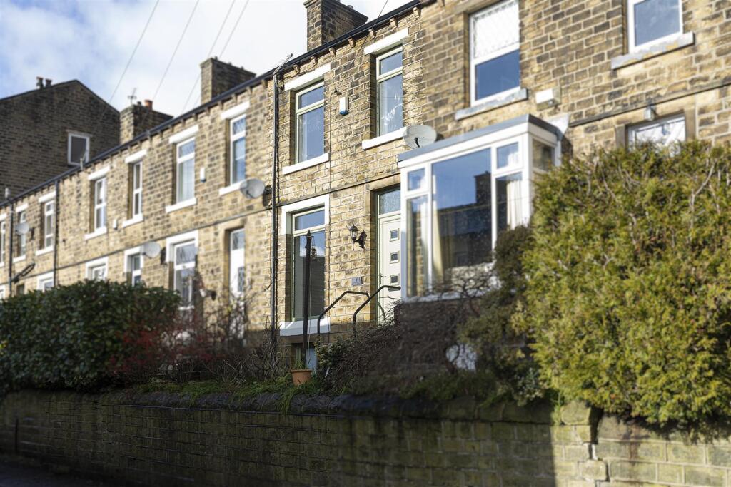3 bed Mid Terraced House for rent in Lower Wellhouse. From Martin Thornton Estates Agents - Huddersfield 3 bed Mid Terraced House for rent in Lower Wellhouse. From Martin Thornton Estates Agents - Huddersfield