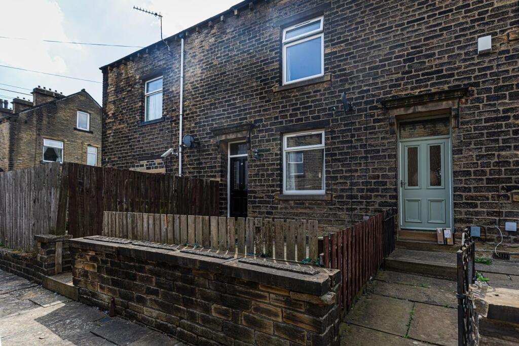 4 bed Mid Terraced House for rent in Huddersfield. From Martin Thornton Estates Agents - Huddersfield 4 bed Mid Terraced House for rent in Huddersfield. From Martin Thornton Estates Agents - Huddersfield