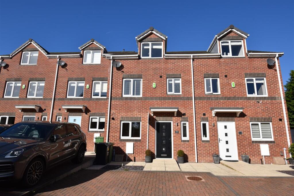 3 bed Town House for rent in Huddersfield. From Martin Thornton Estates Agents - Huddersfield