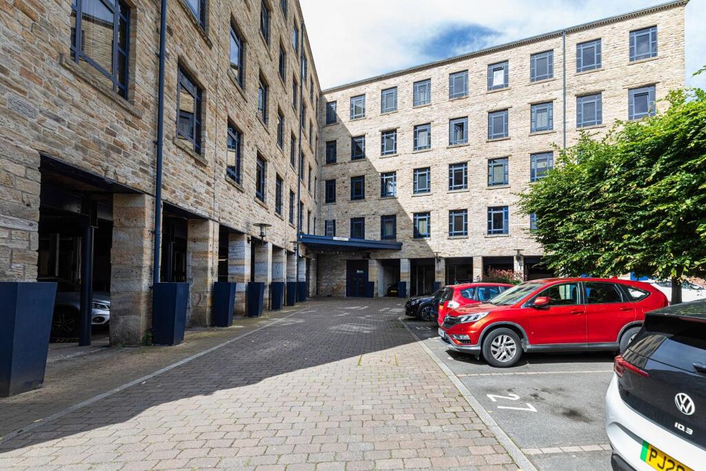 2 bed Penthouse for rent in Huddersfield. From Martin Thornton Estates Agents - Huddersfield