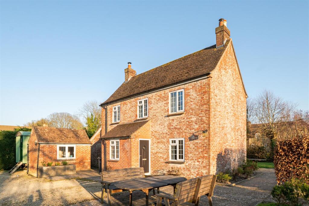 3 bed Cottage for rent in Shaftesbury. From Whites - Salisbury