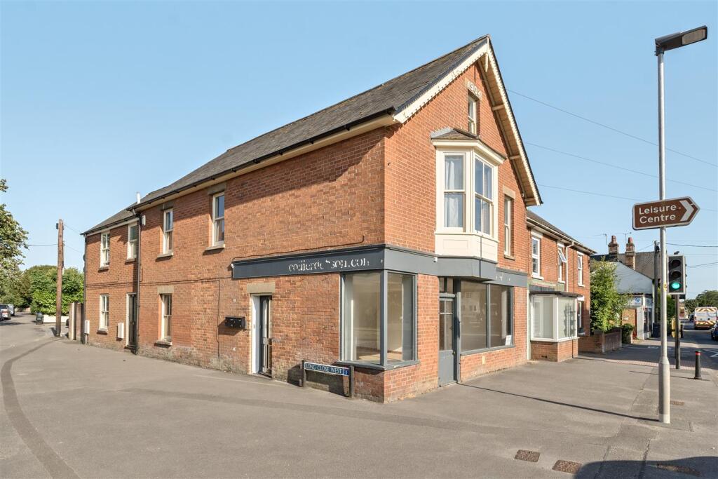 1 bed 1st Floor Flat for rent in Downton. From Whites - Salisbury