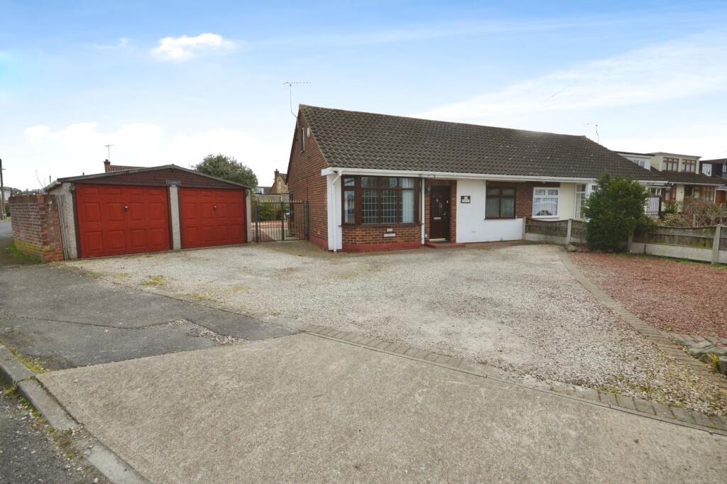 2 bed Semi-detached bungalow for rent in Corringham. From Howgates - Stanford Le Hope