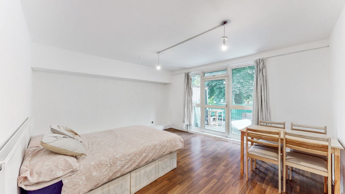 3 bed 1st Floor Flat for rent in London. From Allen Goldstein