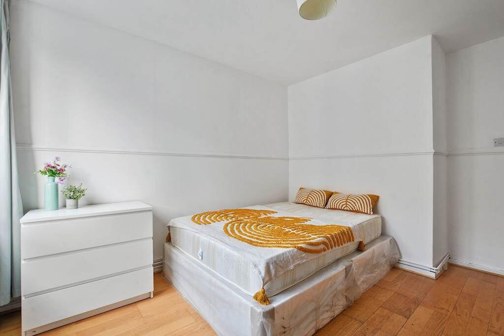 3 bed 1st Floor Flat for rent in London. From Allen Goldstein