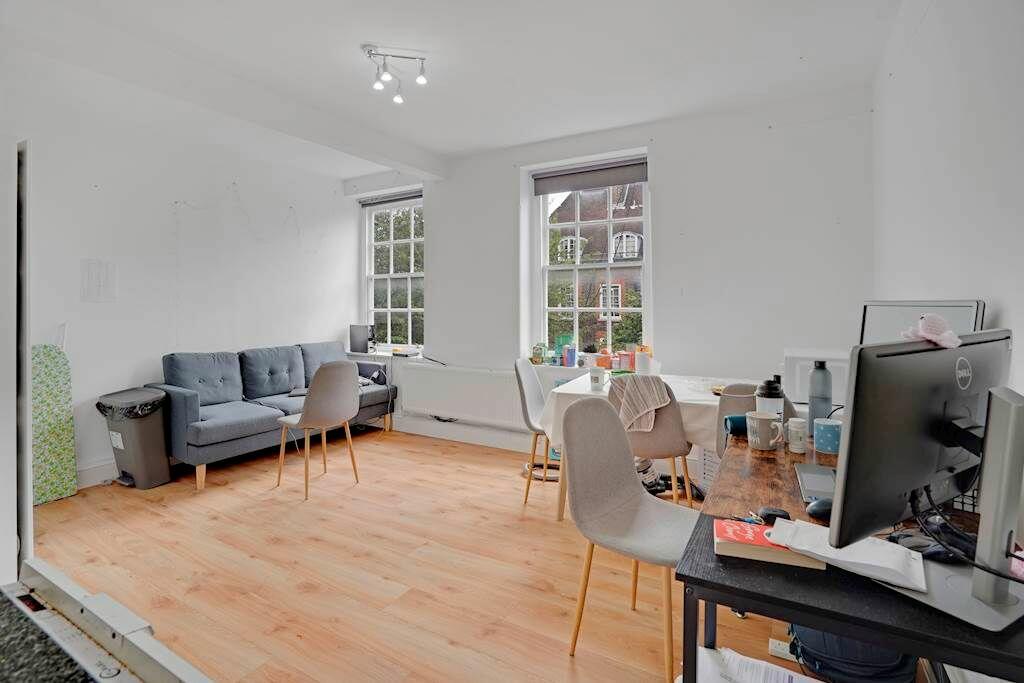 3 bed Apartment for rent in London. From Allen Goldstein