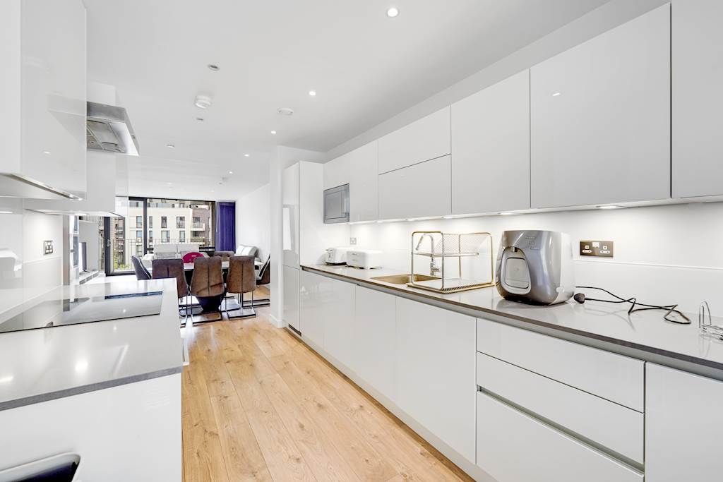 3 bed Apartment for rent in Stratford. From Allen Goldstein