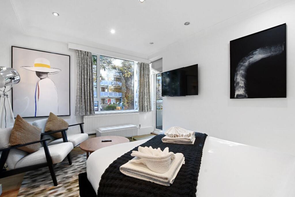 3 bed 1st Floor Flat for rent in London. From Allen Goldstein