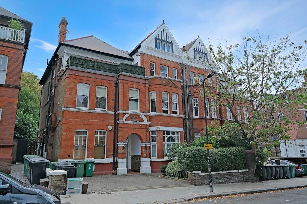 2 bed 1st Floor Flat for rent in Hampstead. From Allen Goldstein