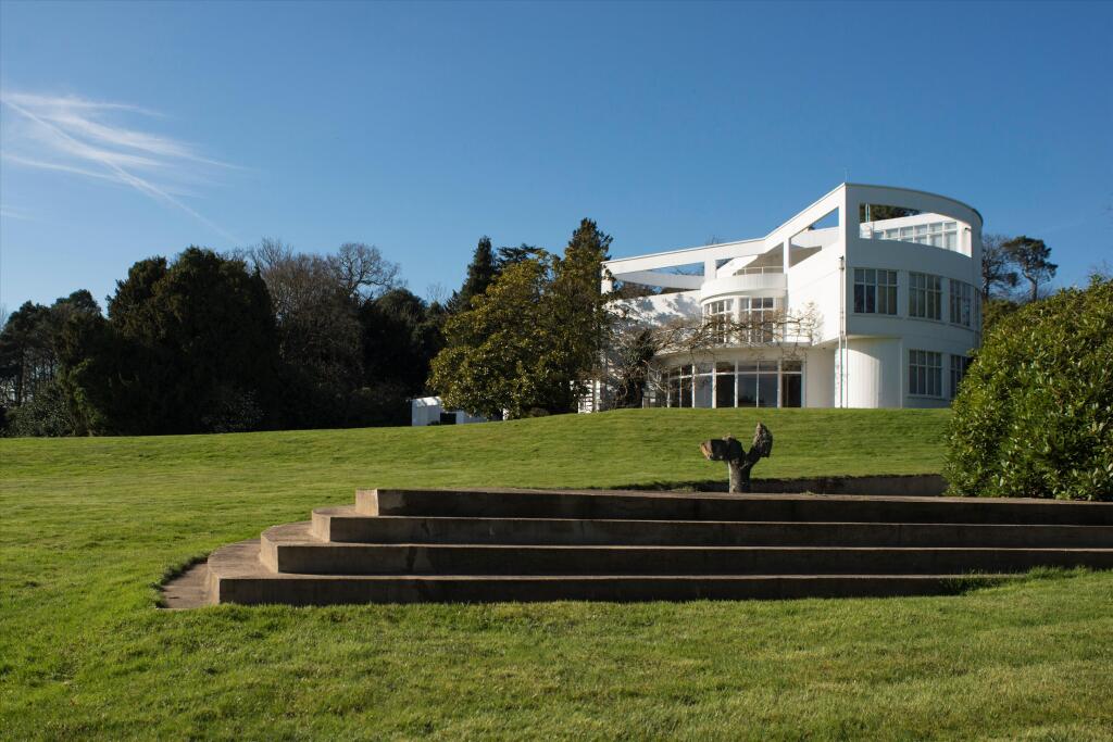 6 bed Detached for rent in Chertsey. From Knight Frank - Lettings - Ascot & Virginia Water 6 bed Detached for rent in Chertsey. From Knight Frank - Lettings - Ascot & Virginia Water