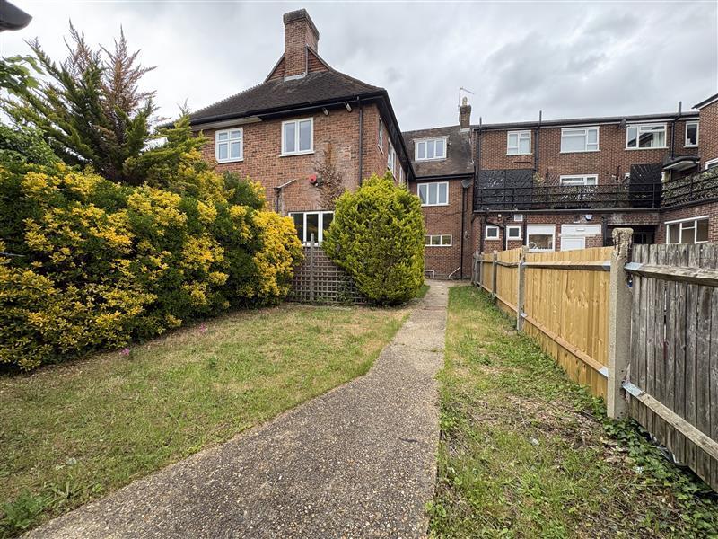 4 bed 1st Floor Flat for rent in Virginia Water. From Knight Frank - Lettings - Ascot & Virginia Water