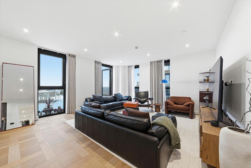 3 bed 1st Floor Flat for rent in Stepney. From Knight Frank - Lettings - Wapping