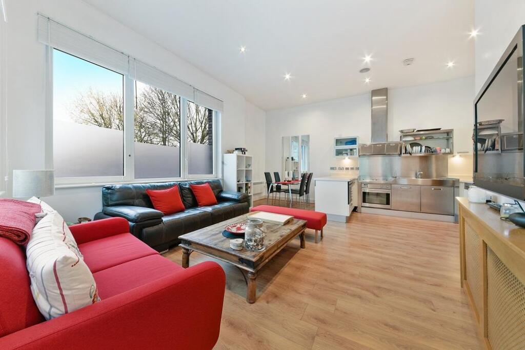 2 bed 1st Floor Flat for rent in London. From Knight Frank - Lettings - Wapping