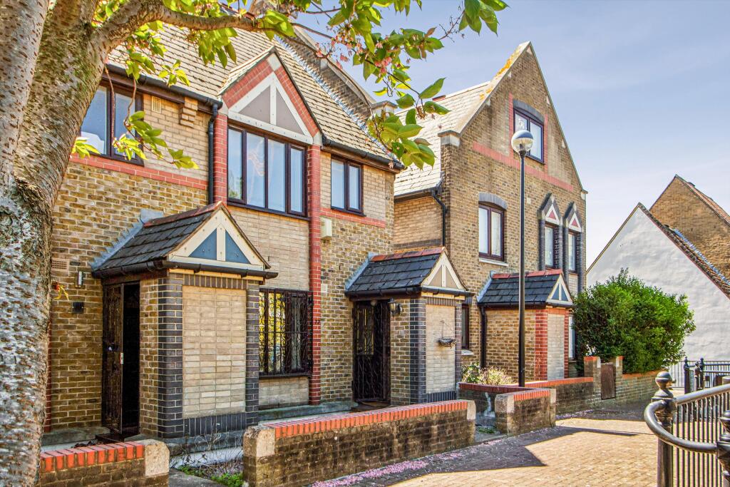 3 bed 1st Floor Flat for rent in Bermondsey. From Knight Frank - Lettings - Wapping